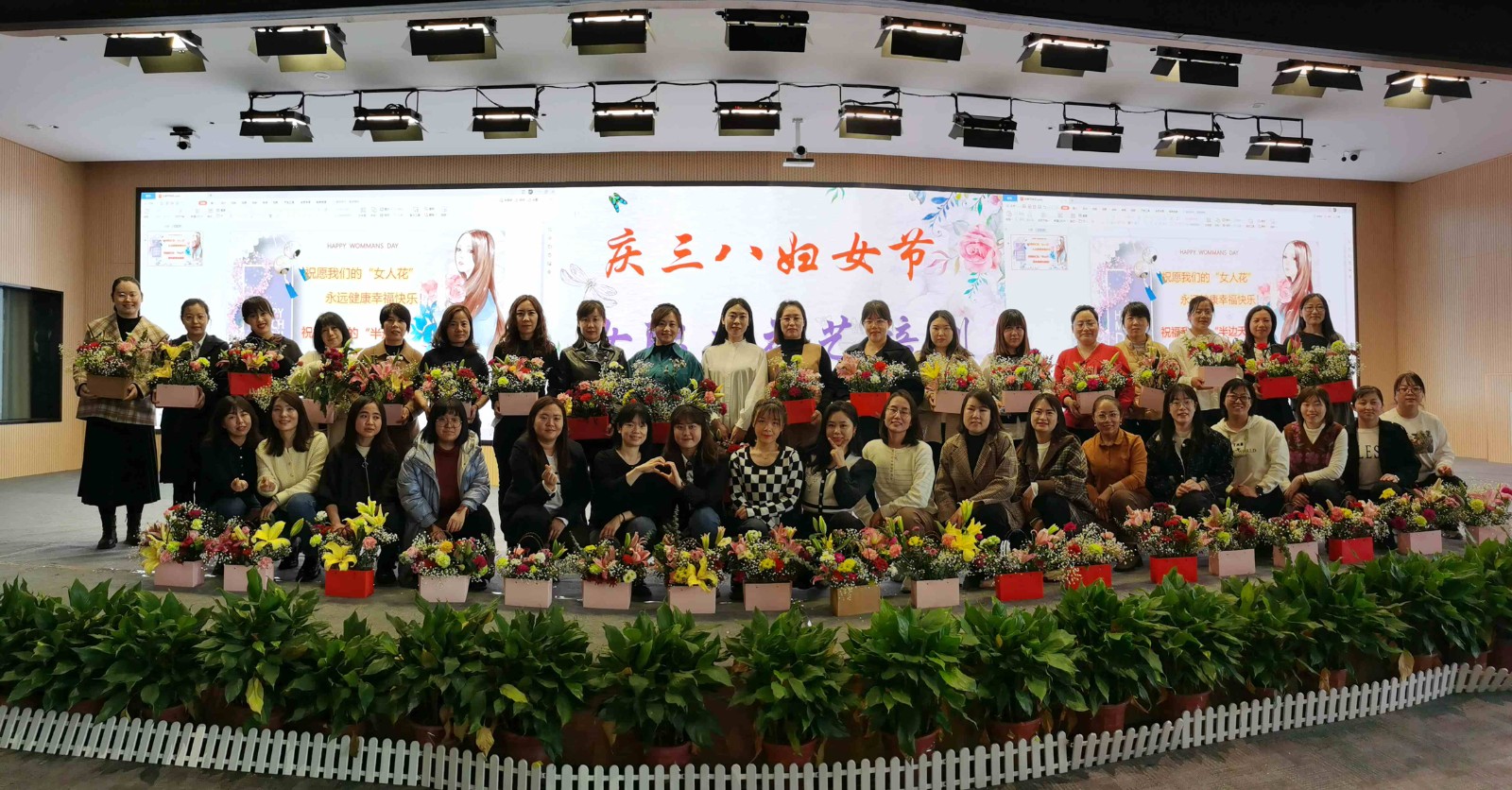 151671097529341092.jpeg 張家峁慶三八花藝培訓活動.jpg