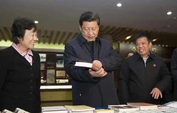2013年習近平到山東曲阜孔府考察，饒有興趣的說這兩本書我要仔細看看.jpg