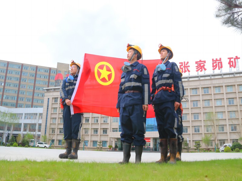 我和團徽合個影..jpg