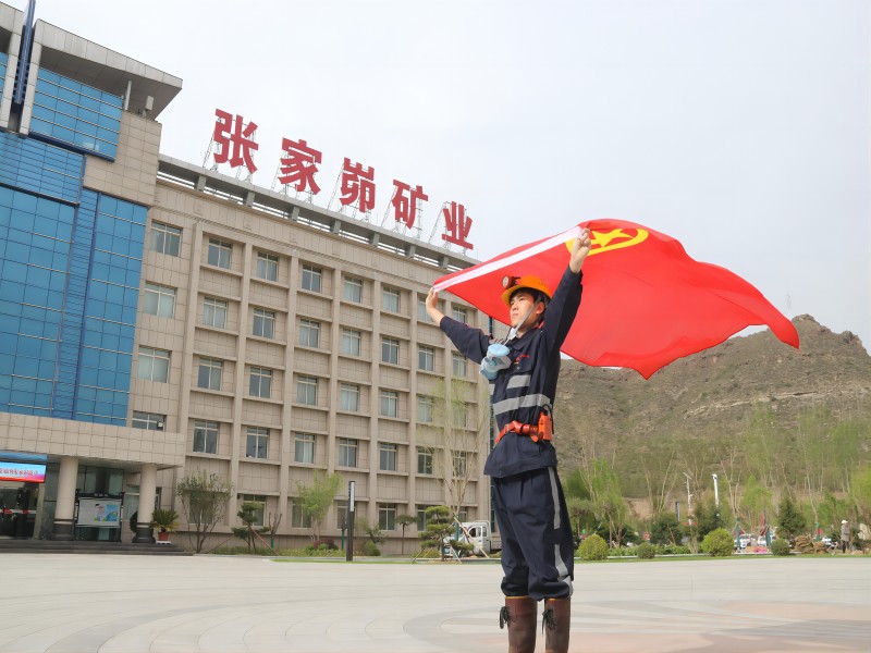 我和團徽合個影.jpg