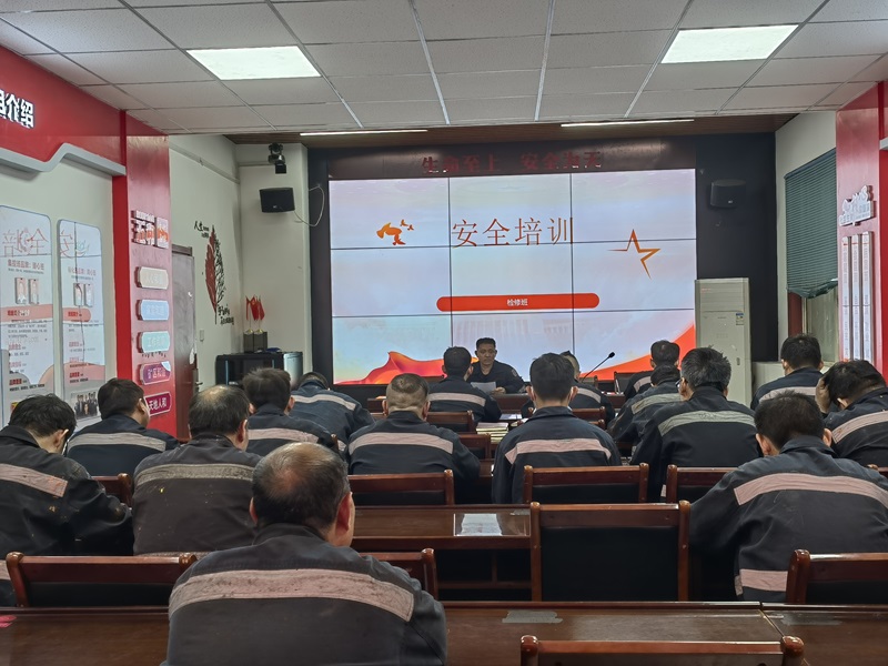 141705215585751653.jpeg 馬曉東-班組長上臺(tái).jpg