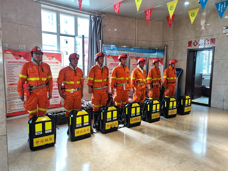 261719385348212859.jpeg 反風(fēng)演習(xí)救護(hù)隊(duì)待命.jpg