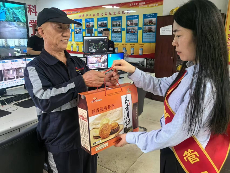 171726539495242349.jpeg 女工送月餅.jpg