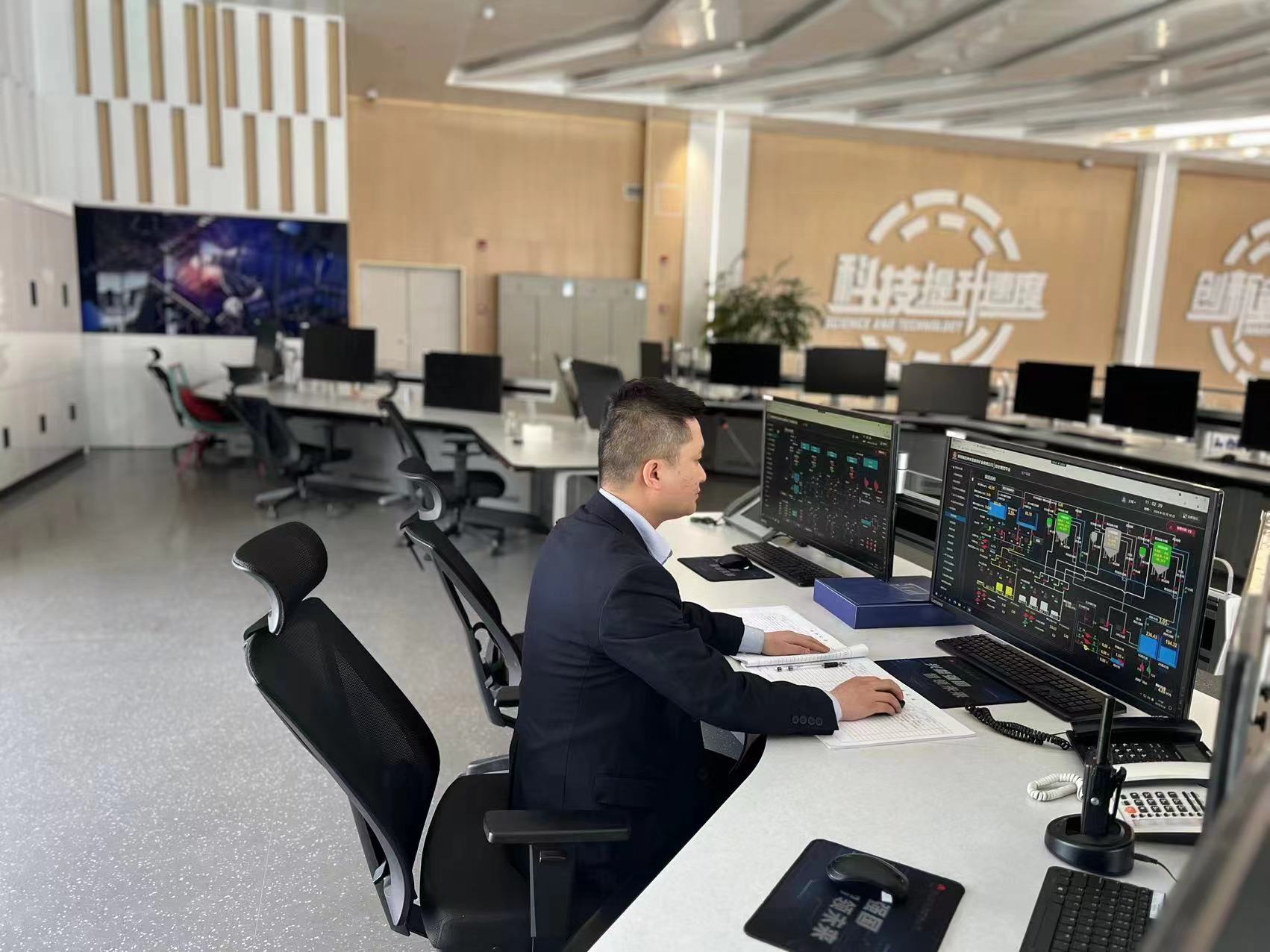 071730939610777465.jpeg 照片:雷冰潔:控制中心工作人員.jpg