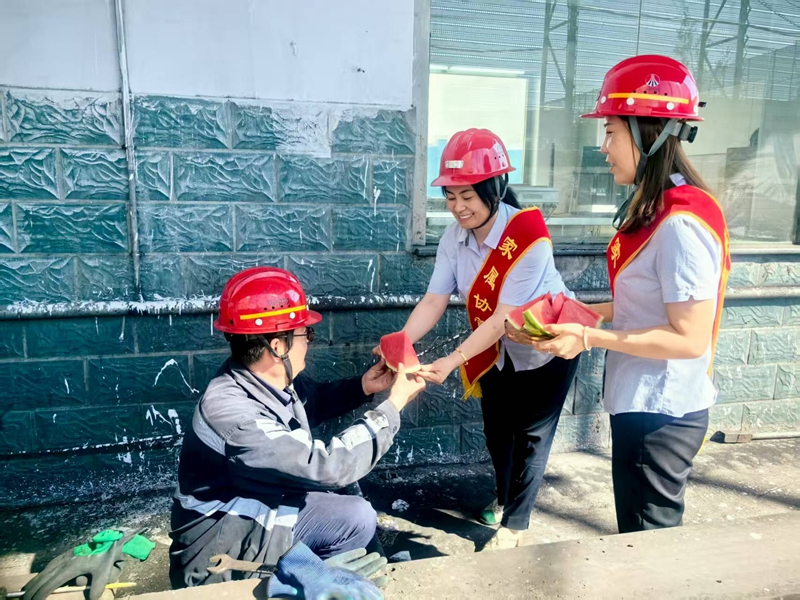 161752649072279243.jpeg 家屬協管員送清涼1.jpg