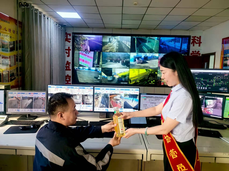 161752649089756511.jpeg 家屬協管員送清涼2.jpg