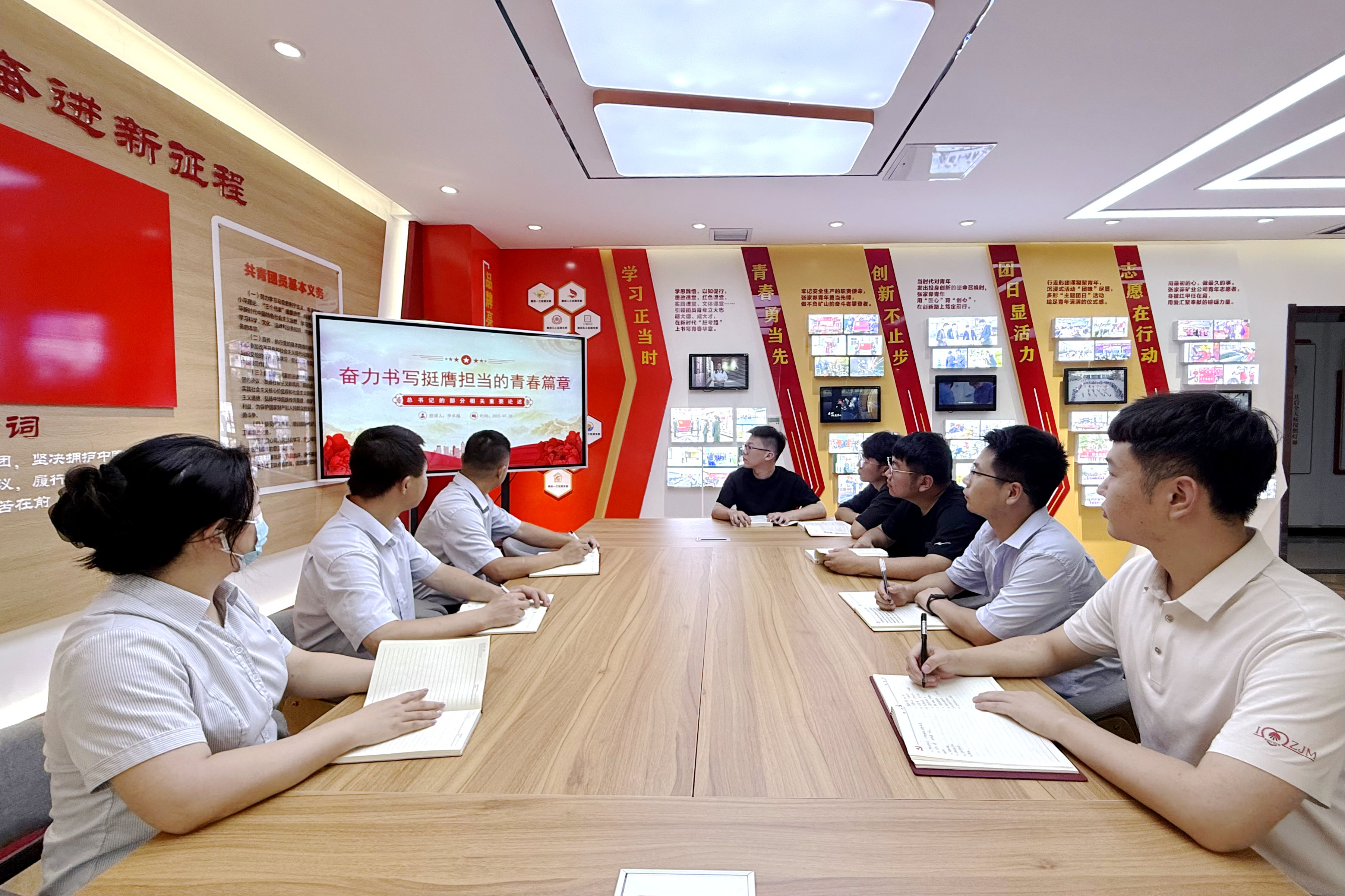 筑夢新征程主題團日.jpg