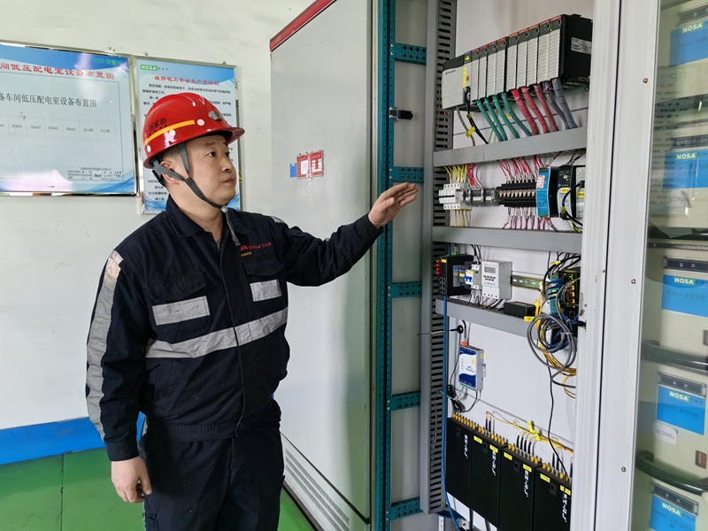 121760237816350474.jpeg 郭艷雄檢查PLC柜設備.jpg