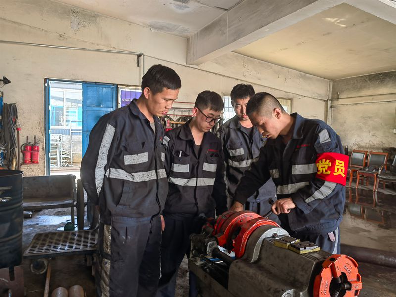 051762331831989981.jpeg 楊敏庫房現(xiàn)場指導(dǎo)員工_副本.jpg